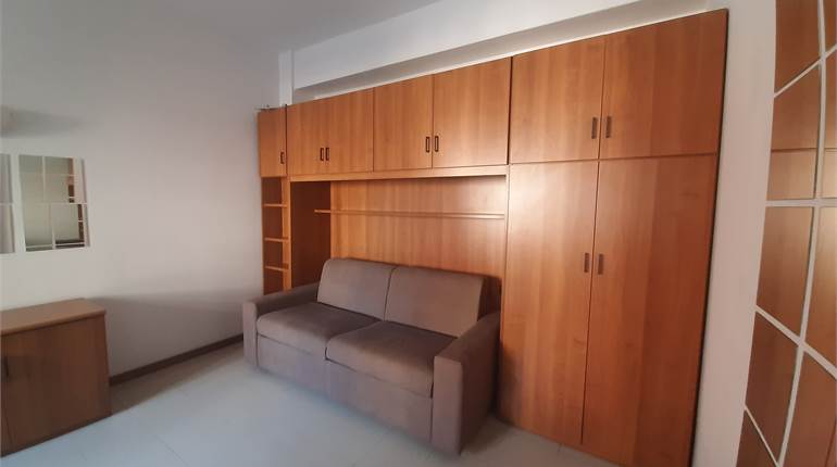 MONOLOCALE ARREDATO VIALE CORSICA