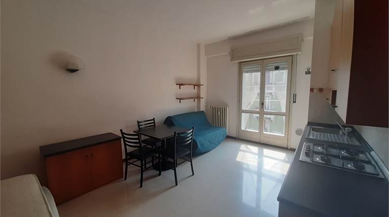 MONOLOCALE ARREDATO VIALE CORSICA